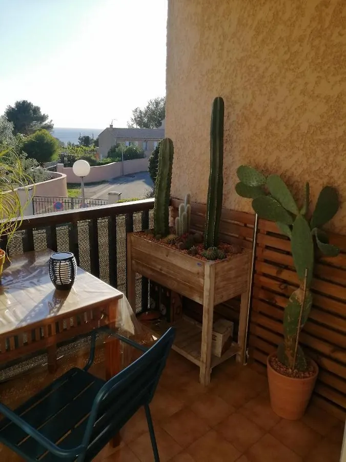 Sanary Les Gorguettes, Studio Avec Terrasse Vue Mer, A 10 Min A Pieds De La Plage