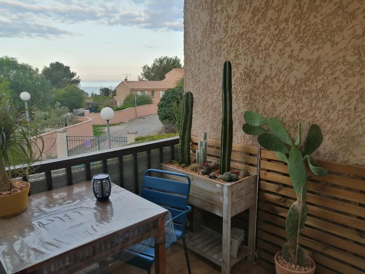 Apartment Sanary Les Gorguettes, Studio Avec Terrasse Vue Mer, A 10 Min A Pieds De La Plage